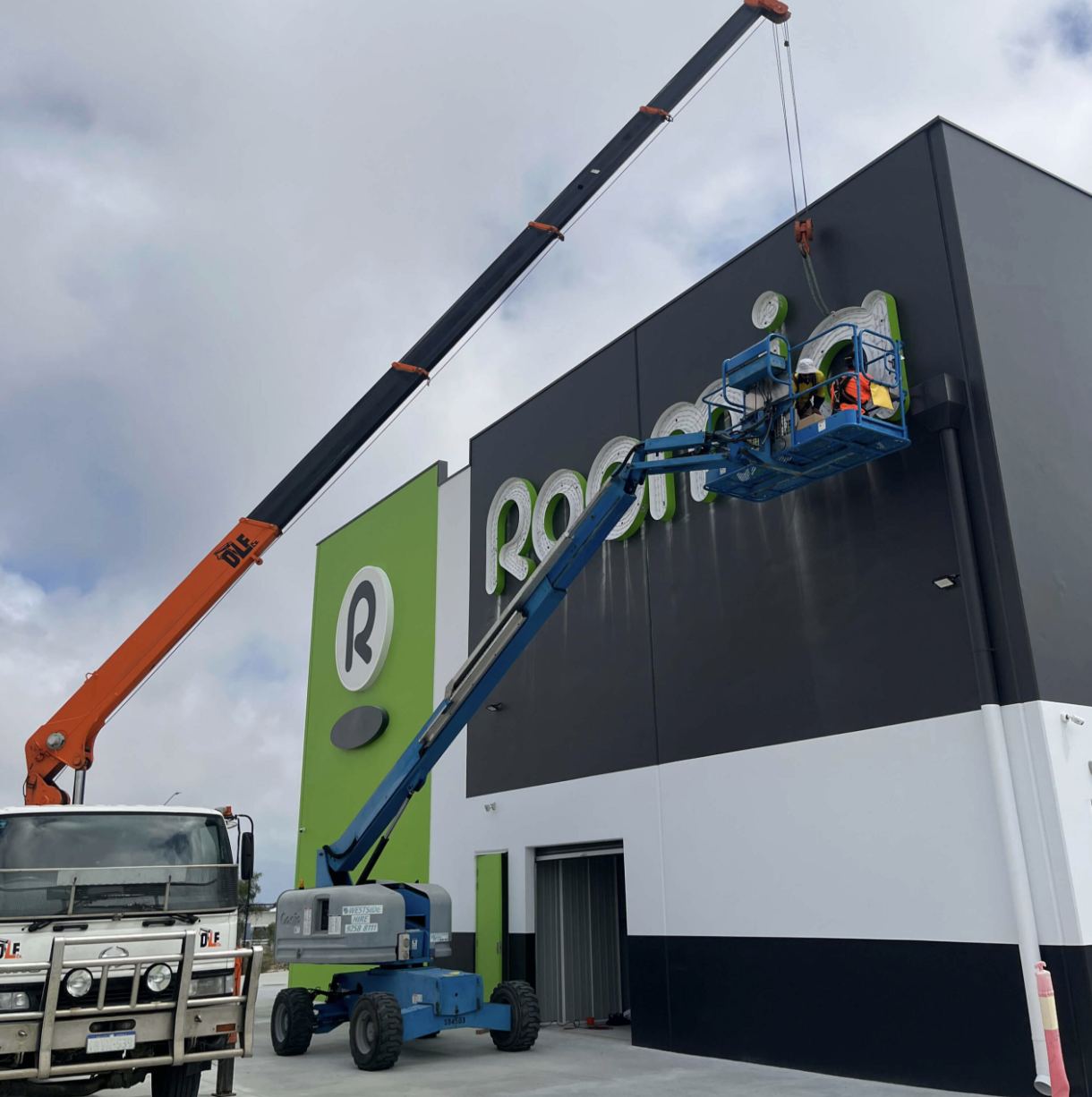 Roomia Storage 3D illuminated channel letters being installed